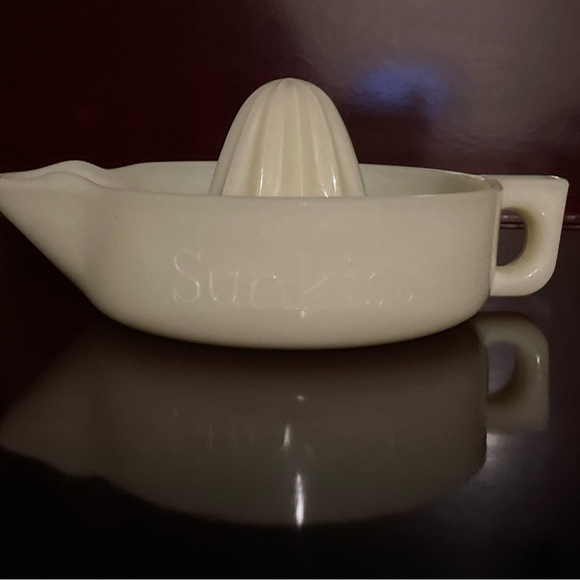 McKee Large Vintage Uranium Yellow Custard Glass Sunkist Juicer Citrus Reamer - Picture 12 of 12